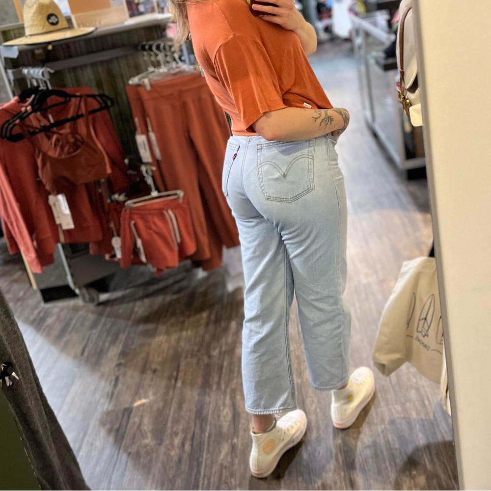 Levi’s Ribcage distressed light blue denim ankle length jeans